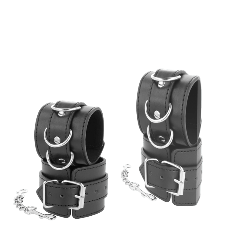 Menottes de poignets cuir noir Darkness entrave - Mise en situation premium 2 - MANJOY