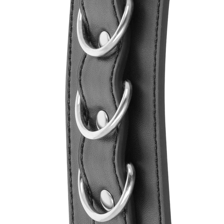 Menottes de poignets cuir noir Darkness entrave - Mise en situation premium 3 - MANJOY