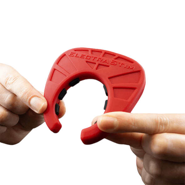 Anneau pénien conducteur Electrastim Viper noir et rouge - Mise en situation Dark Luxury 2 - MANJOY